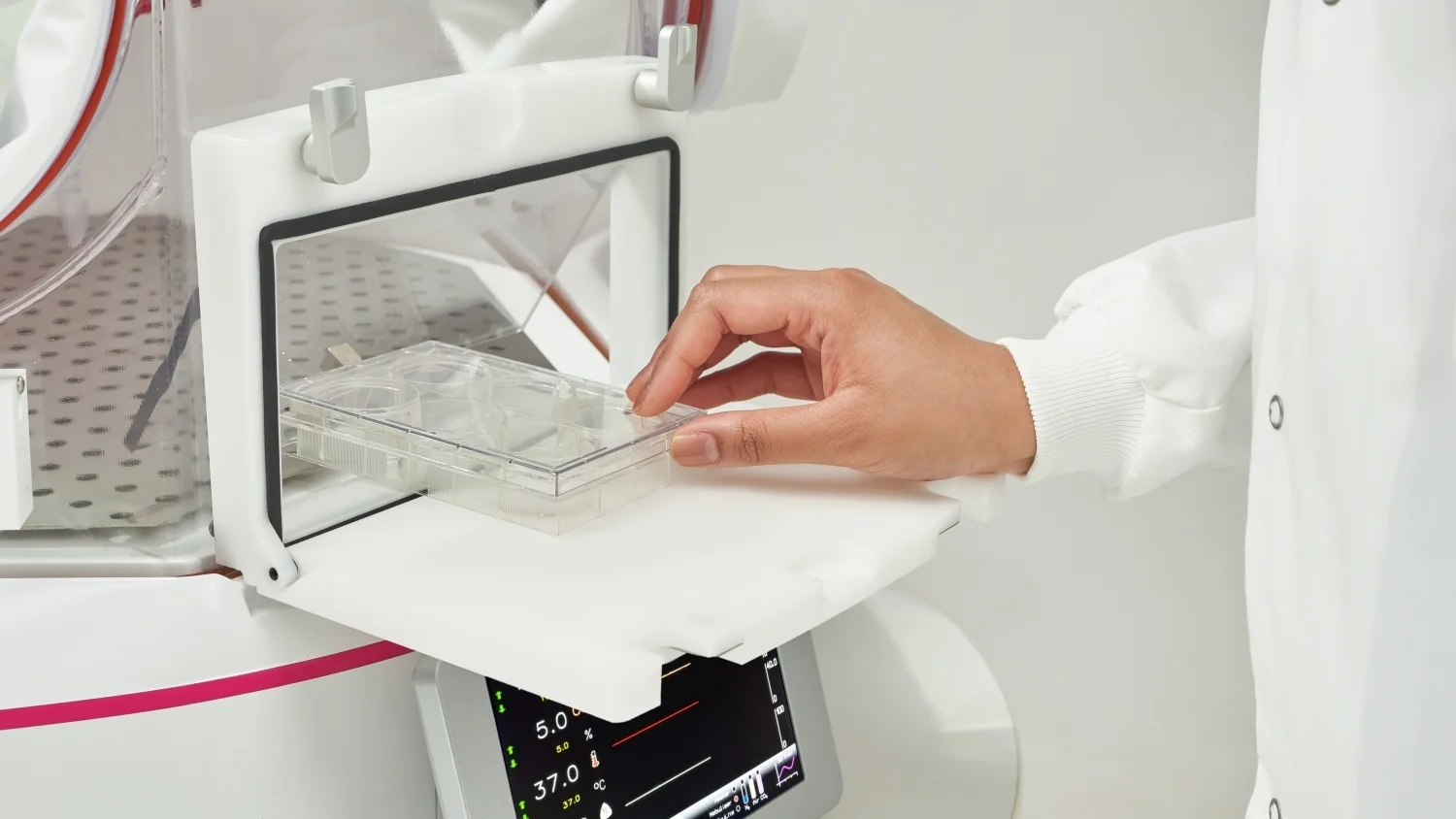 Operating the easy-entry hatch under severe hypoxia - minimal impact on chamber conditions